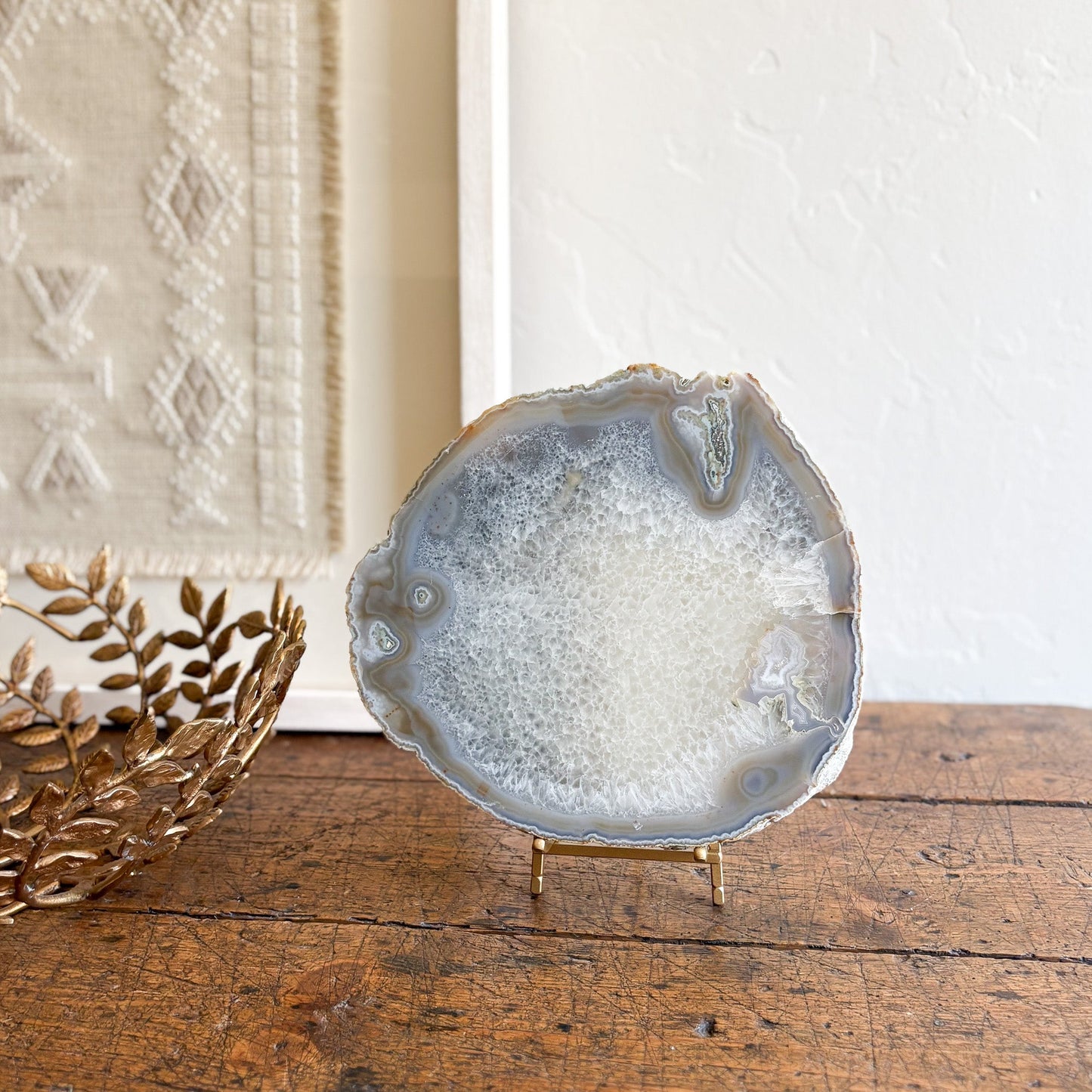 blue and white brazilian agate slab on stand