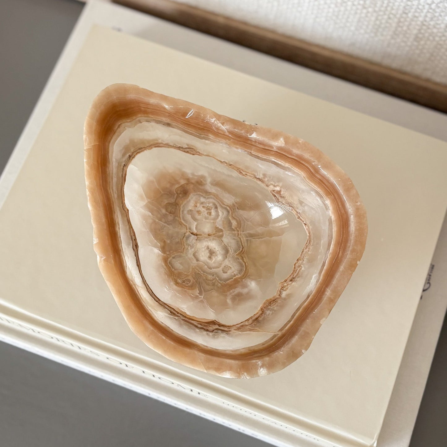 brown and white onyx coffee table bowl