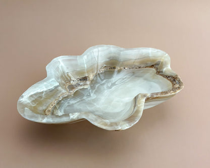 Hand-carved amber onyx bowl featuring warm golden tones, rich caramel veining, and natural stone variations.
