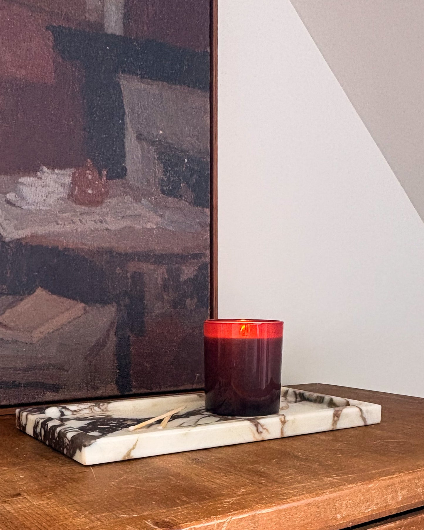 Close-up of burgundy and grey veining on Calacatta Viola marble tray