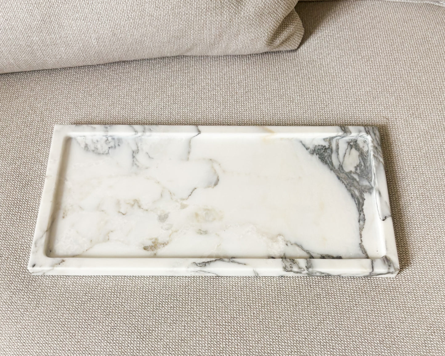 Natural Calacatta Vagli marble tray with distinctive veining and warm tones