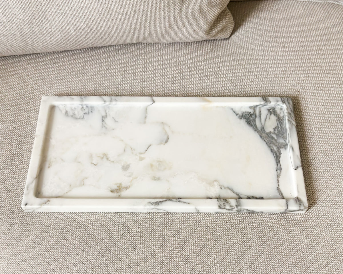 Natural Calacatta Vagli marble tray with distinctive veining and warm tones