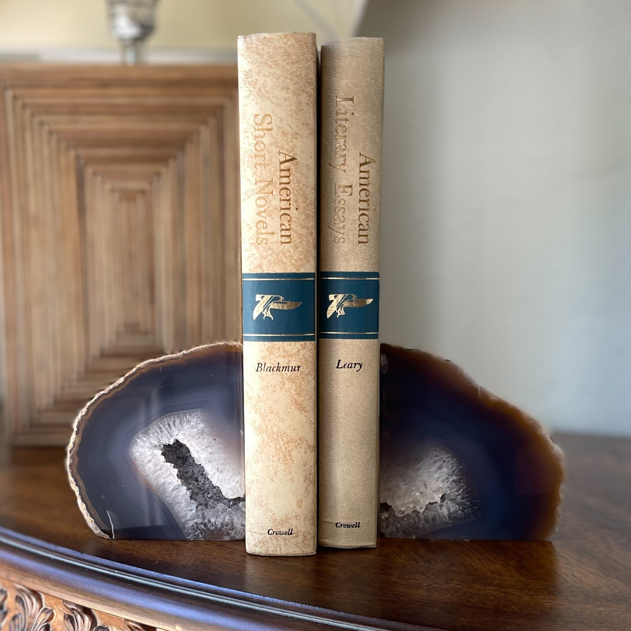 Natural Bookshelf Decor, Natural Home Styling Ideas, Modern Rustic Decor