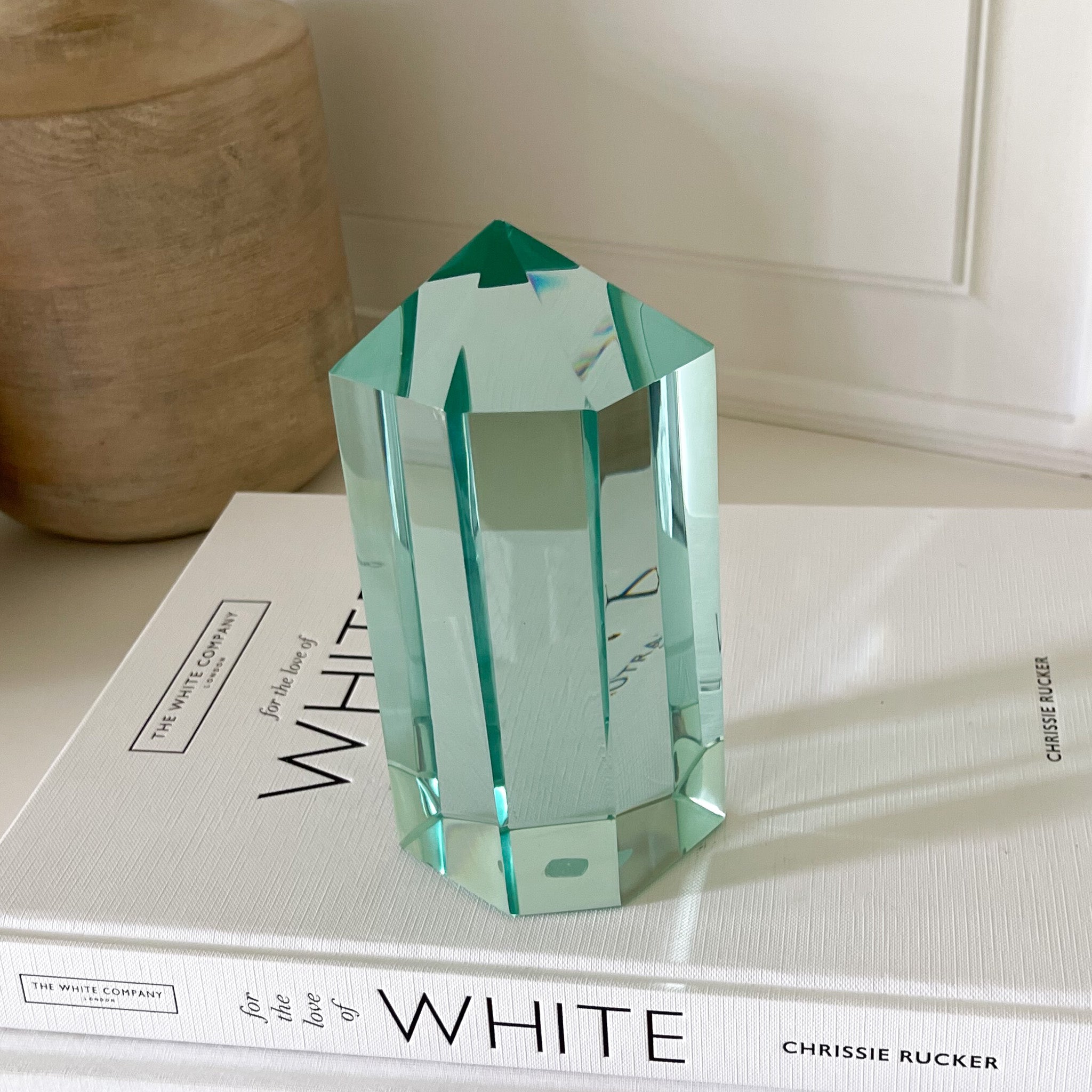 Green Glass Point, Modern Booksheld Decor